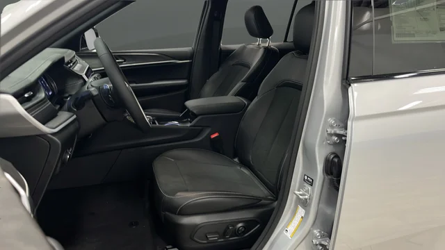 New 2026 Silver Zynith Exterior Paint Jeep Altitude image 9