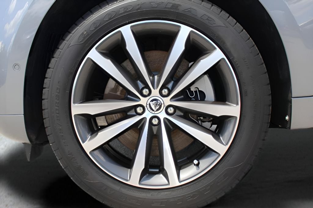 New 2026 Eiger Grey Jaguar P250 R-Dynamic S image 9