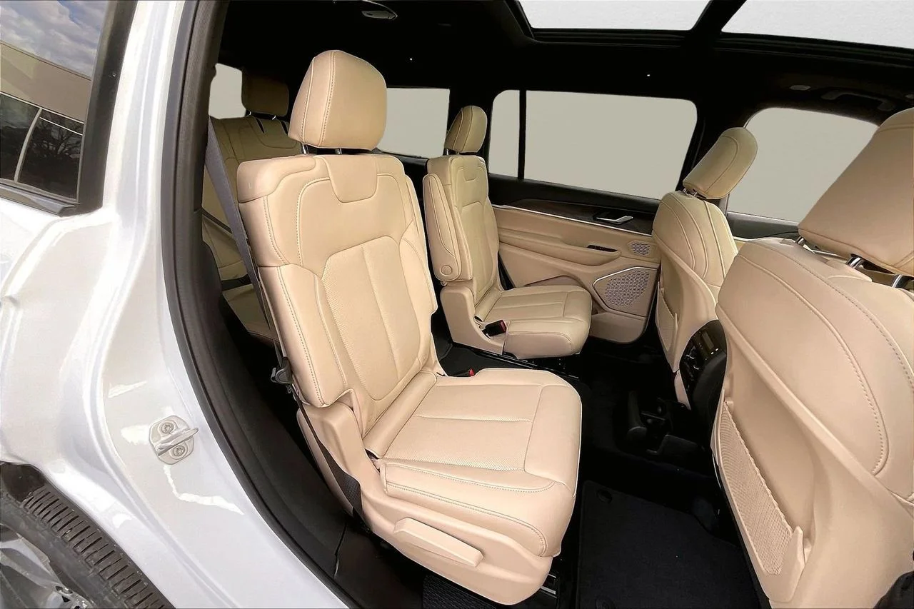 New 2026 Bright White Clear-Coat Exterior Paint Jeep Limited image 21