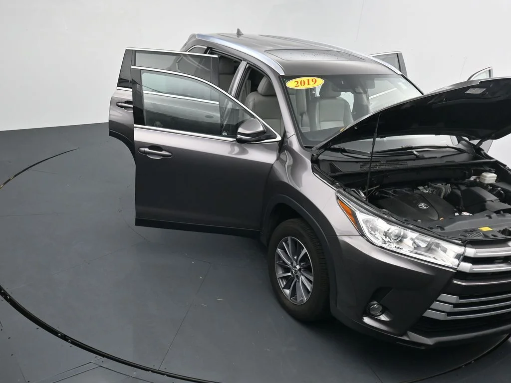 Used 2019 Gray Toyota XLE image 38