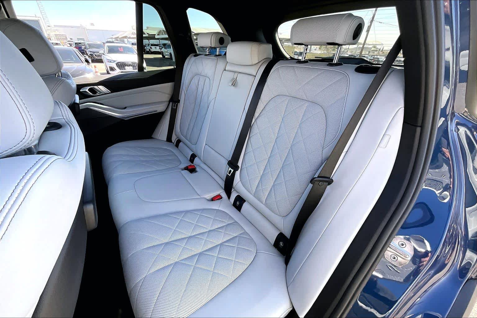 Used 2023 Phytonic Blue Metallic BMW sDrive40i image 20