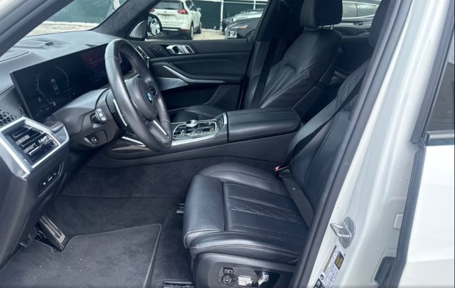 Used 2025 Alpine White BMW M60i image 3