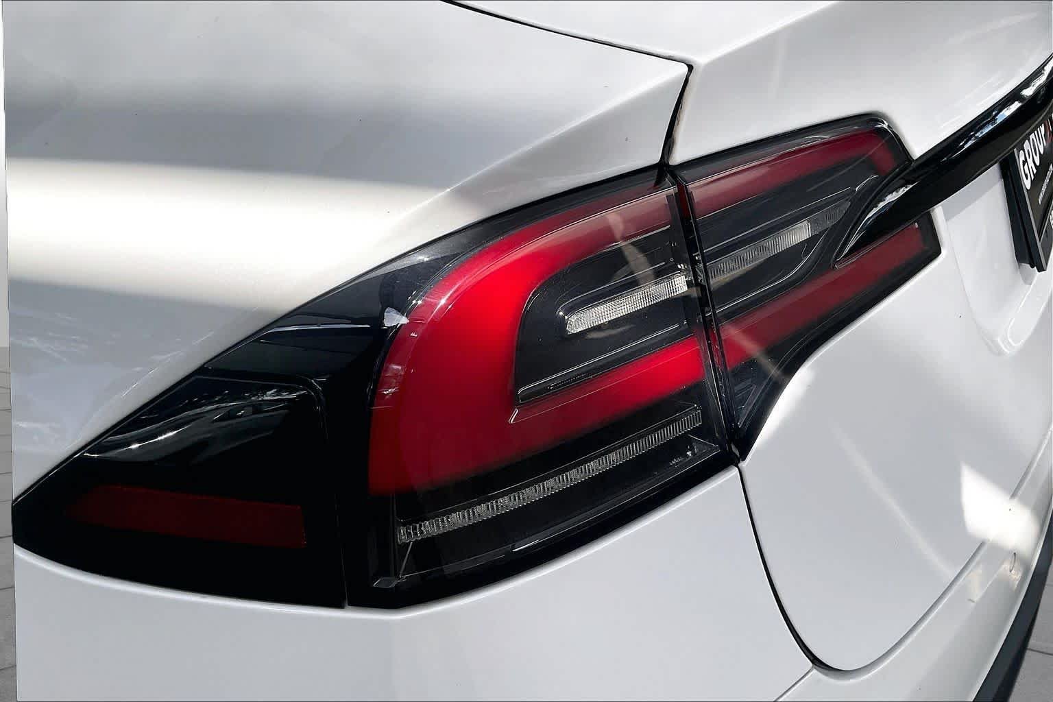 Used 2022 Pearl White Multi-Coat Tesla  image 27