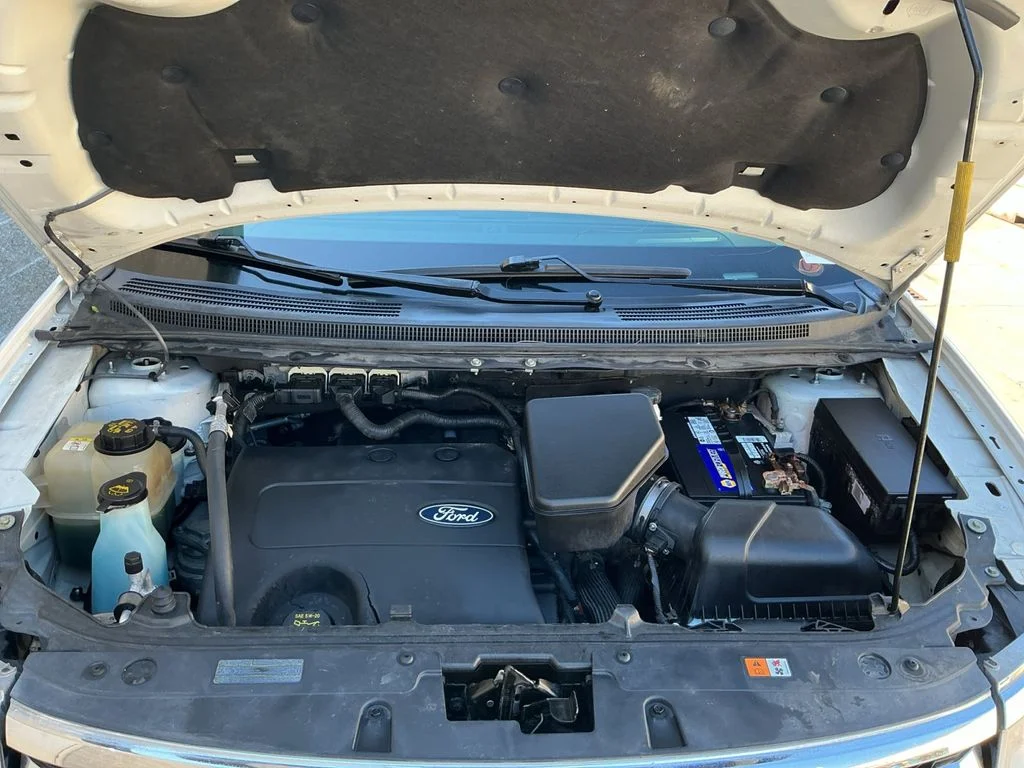 Used 2011 White Ford Limited image 24