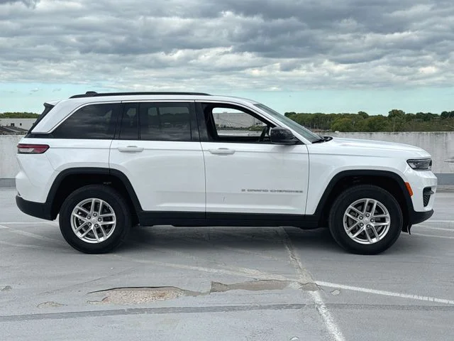 Used 2024 White Jeep Laredo X image 9