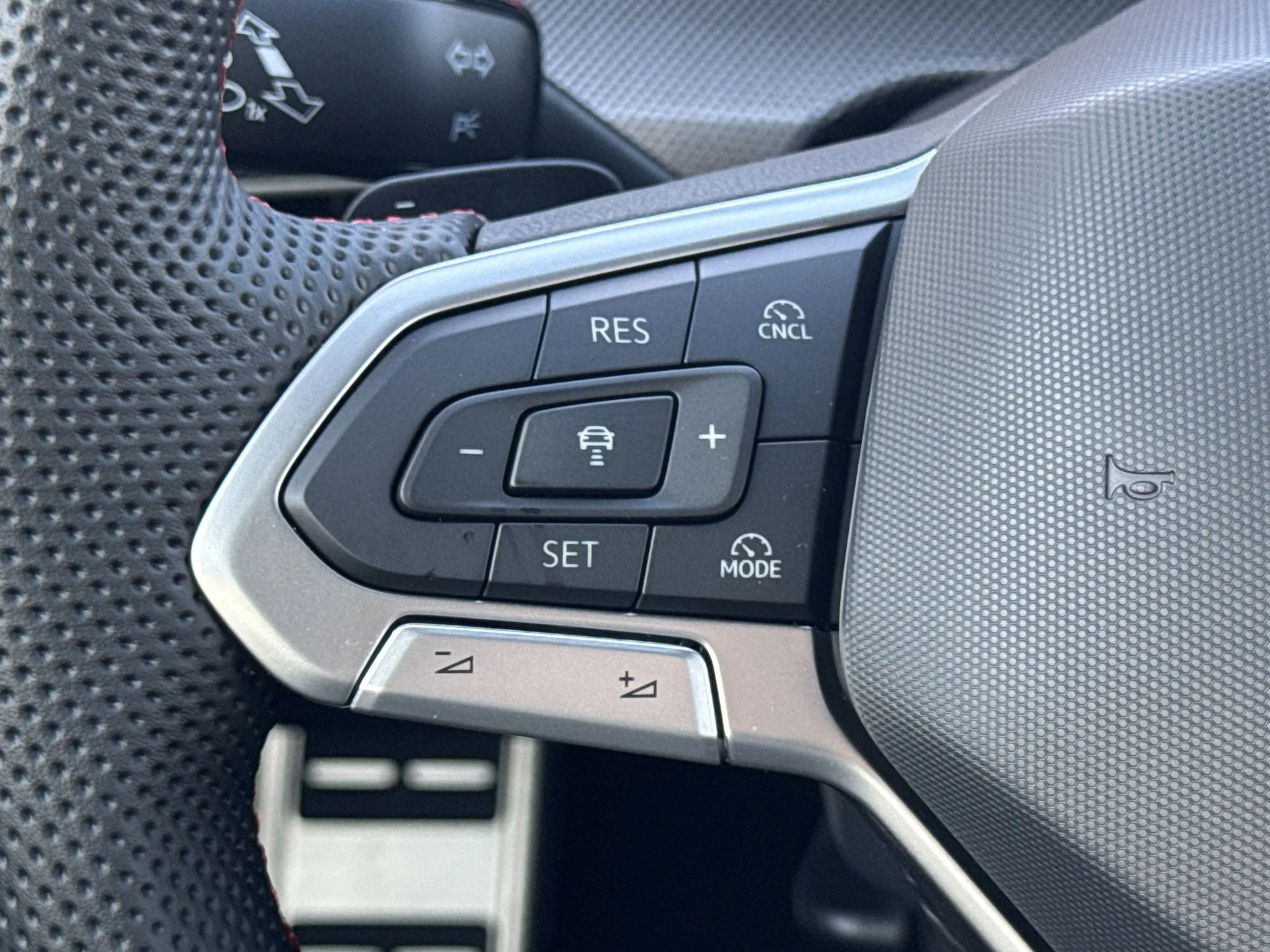 New 2026 Opal White Pearl Volkswagen SE image 18