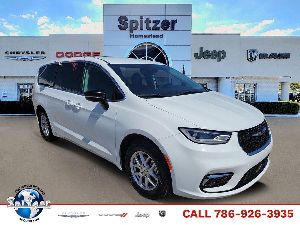 2024 Chrysler Pacifica Touring L's photo