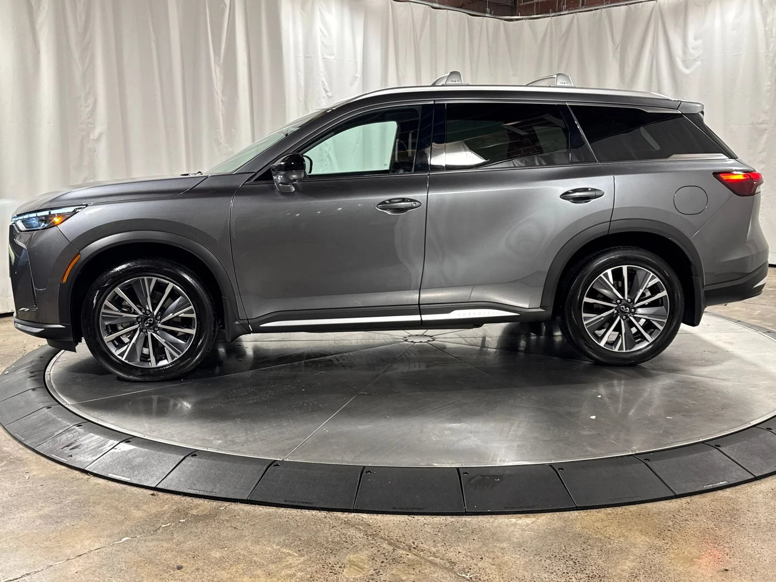 Certified Used 2026 Graphite Shadow INFINITI LUXE image 8