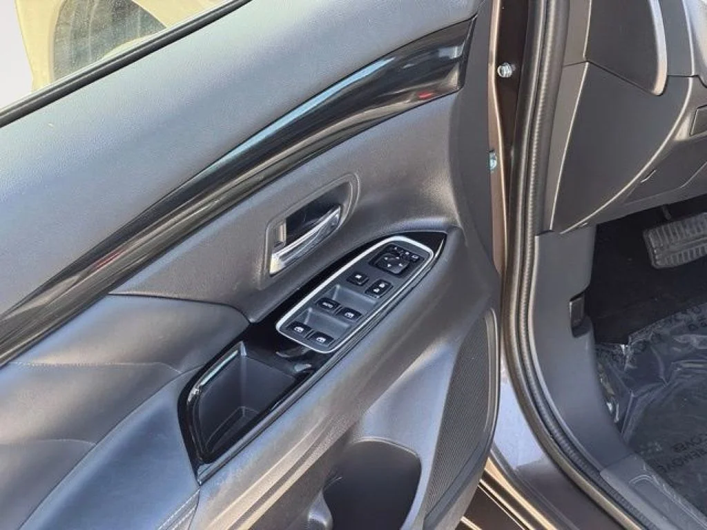 Used 2018  Mitsubishi SEL image 11