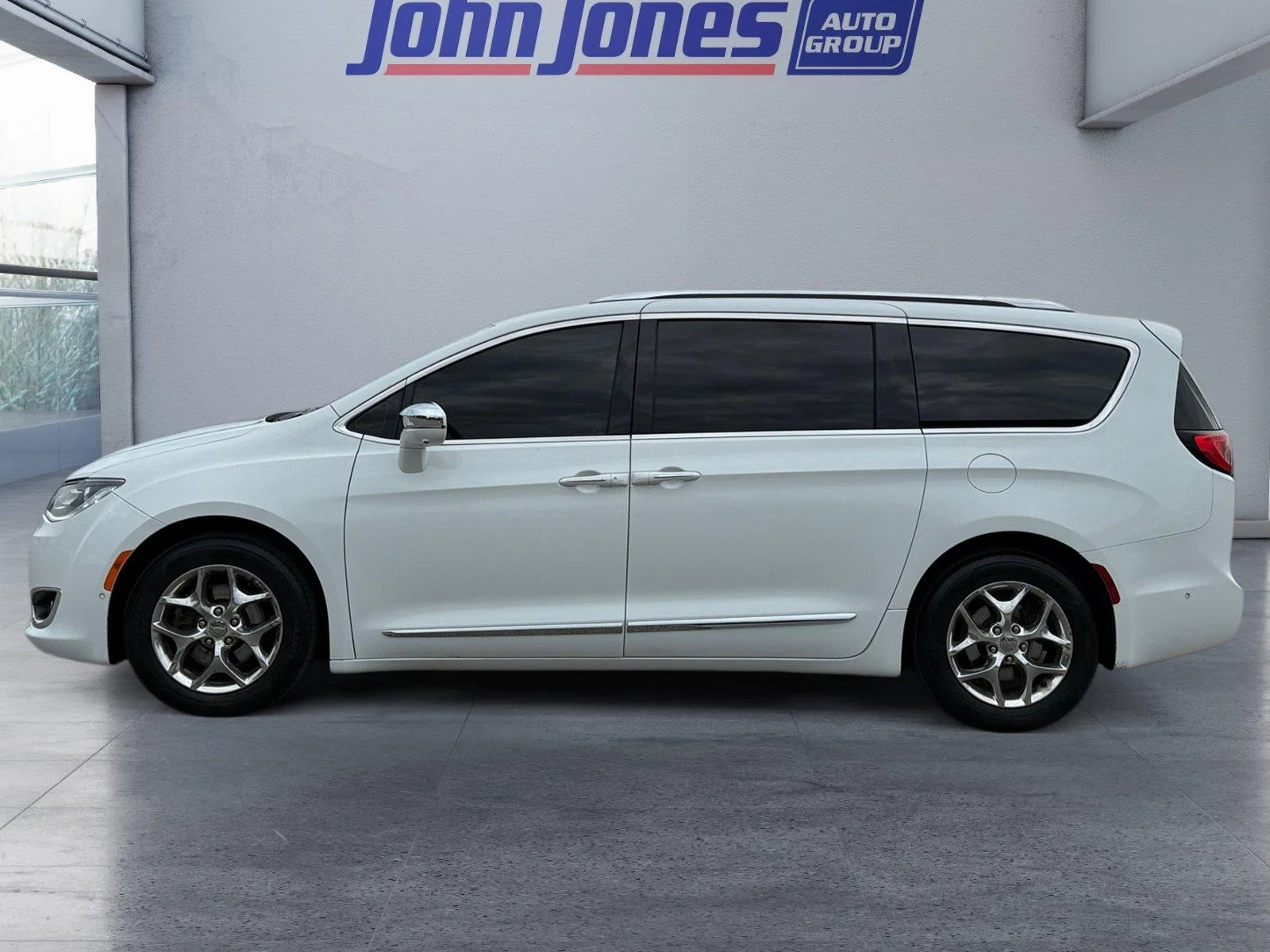 Used 2017 Chrysler Pacifica Limited with VIN 2C4RC1GGXHR620105 for sale in Scottsburg, IN