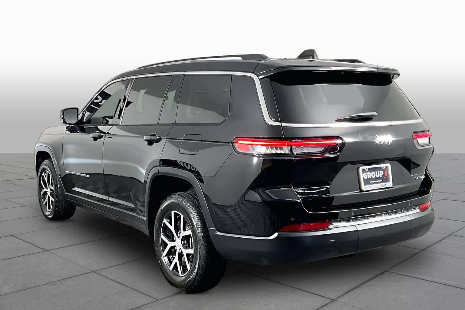Used 2023 Diamond Black Crystal Pearlcoat Jeep Limited image 11