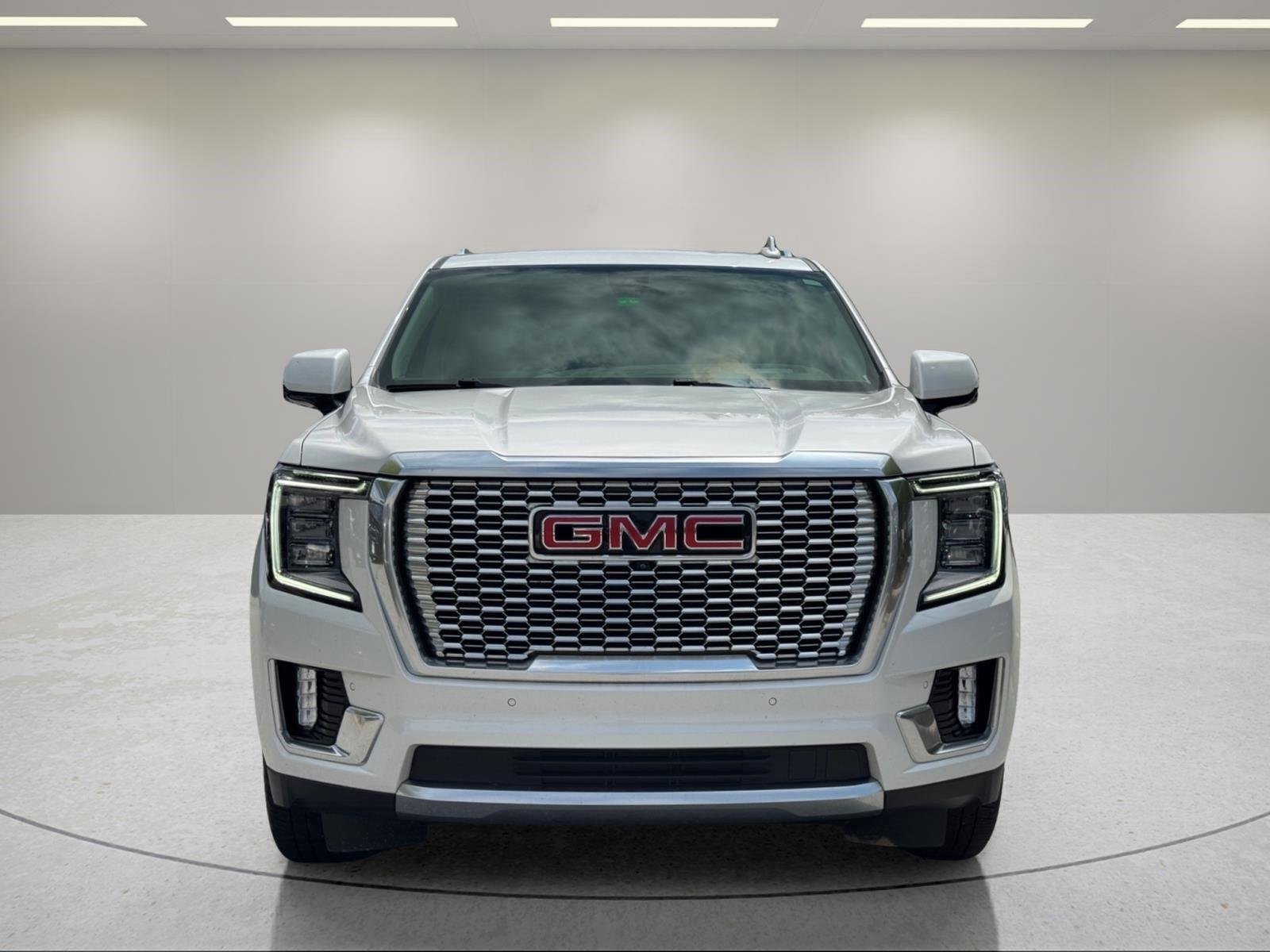 Used 2022 White Frost Tricoat GMC Denali image 8