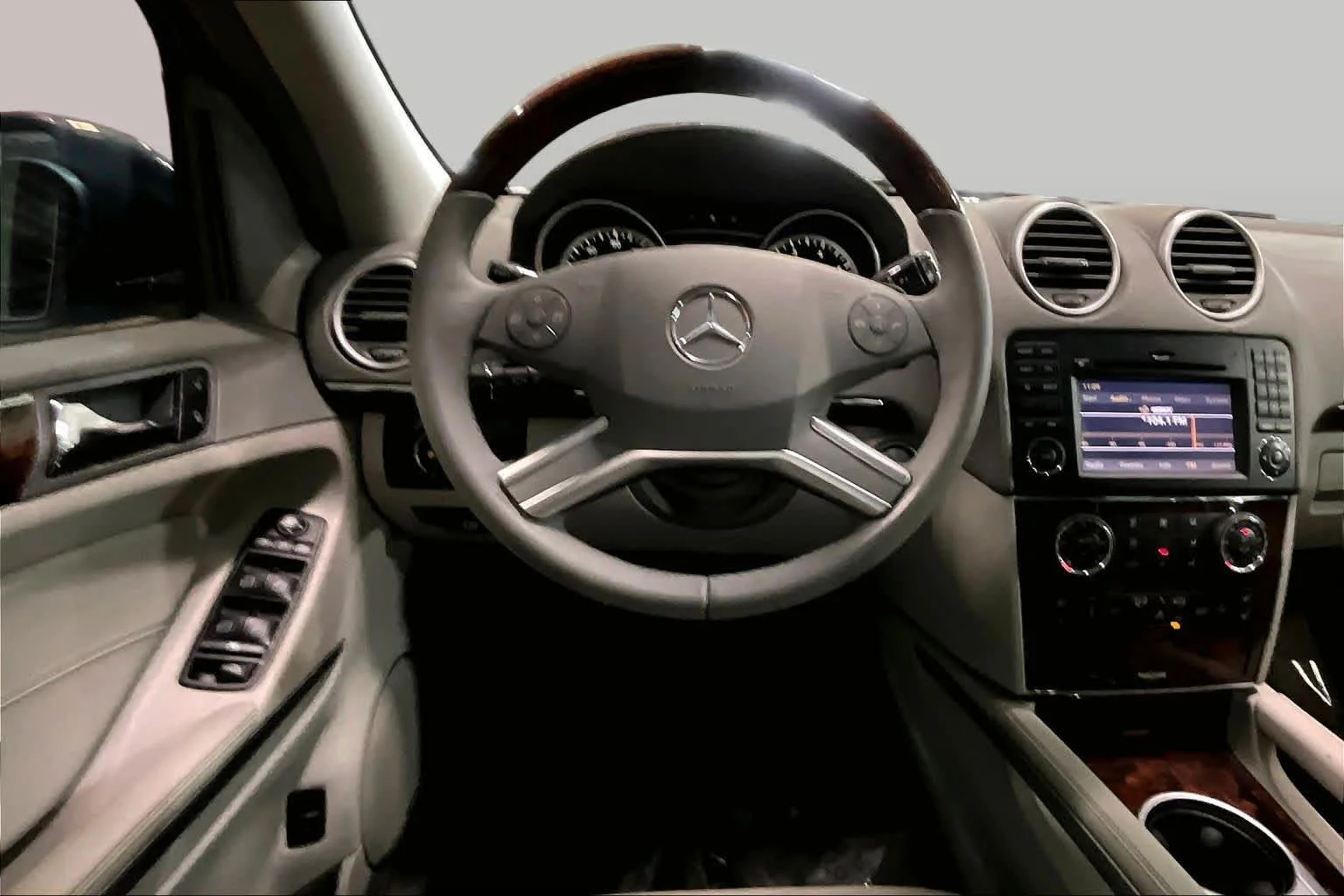 Used 2011 Black Mercedes-Benz GL 550 image 6