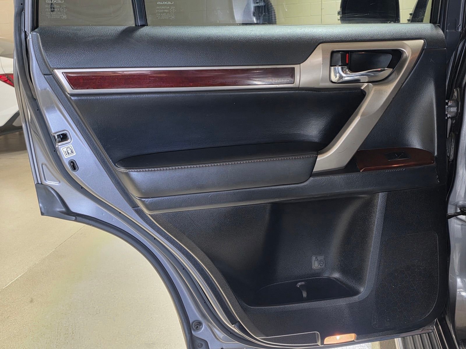 Used 2016 Gray Pearl Lexus 460 image 16