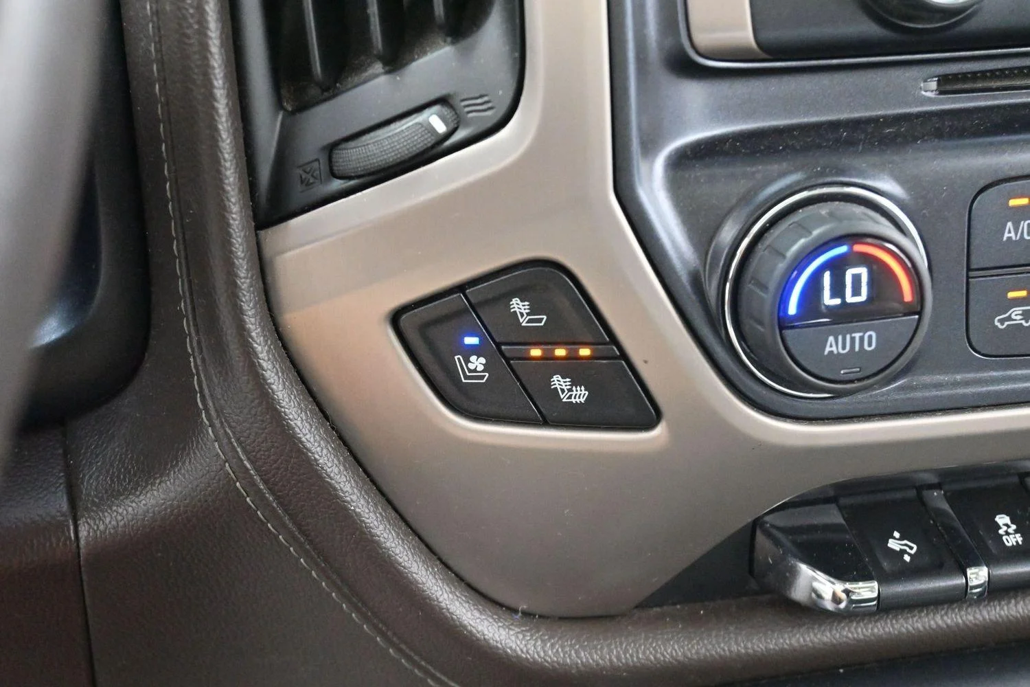 Used 2016 Summit White GMC Denali image 22