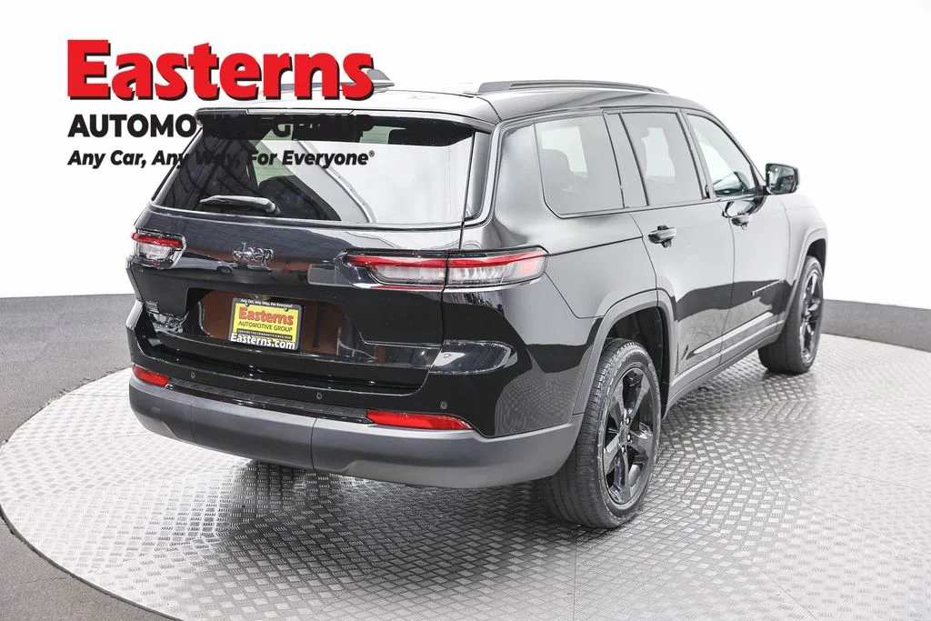 Used 2023 Black Jeep Altitude image 5