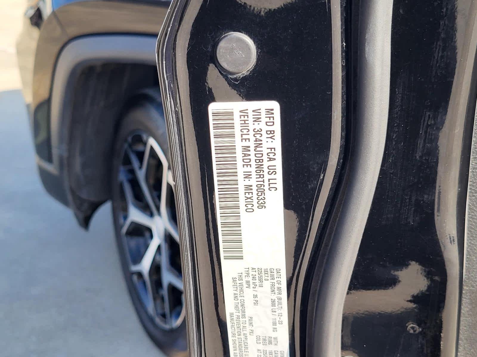 Used 2024 Diamond Black Crystal Pearlcoat Jeep Latitude image 27