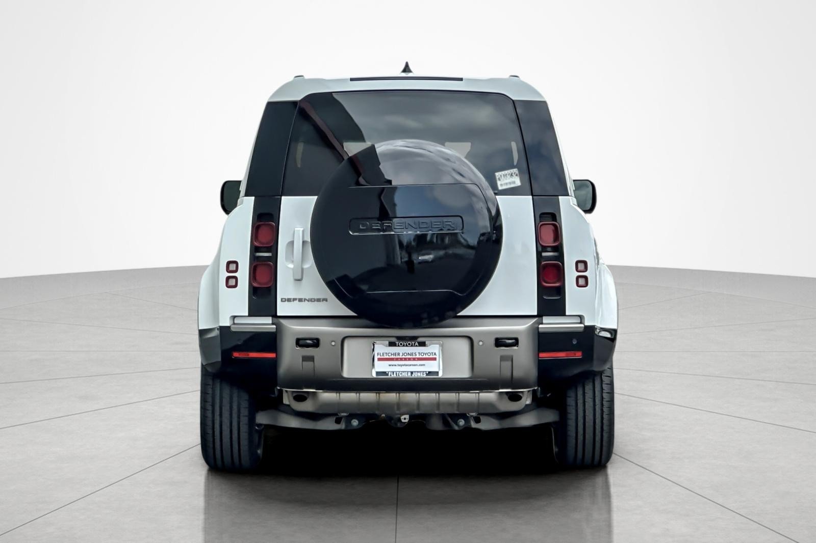 Used 2024 Fuji White Land Rover X-Dynamic SE image 4