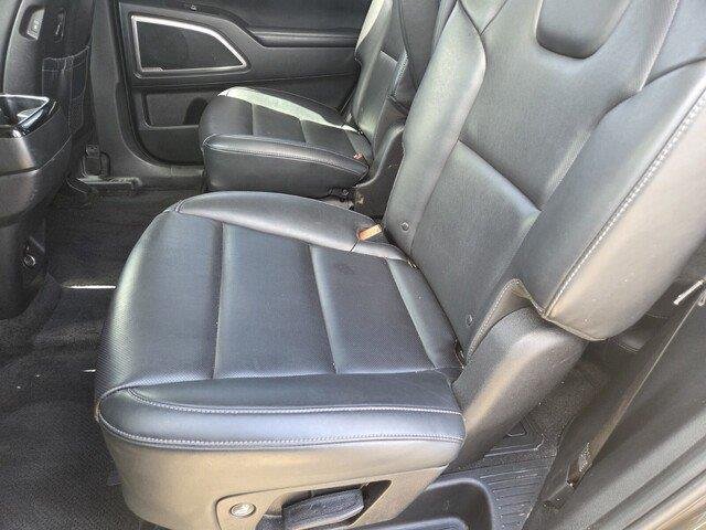 Used 2025 Dark Moss Kia S image 27