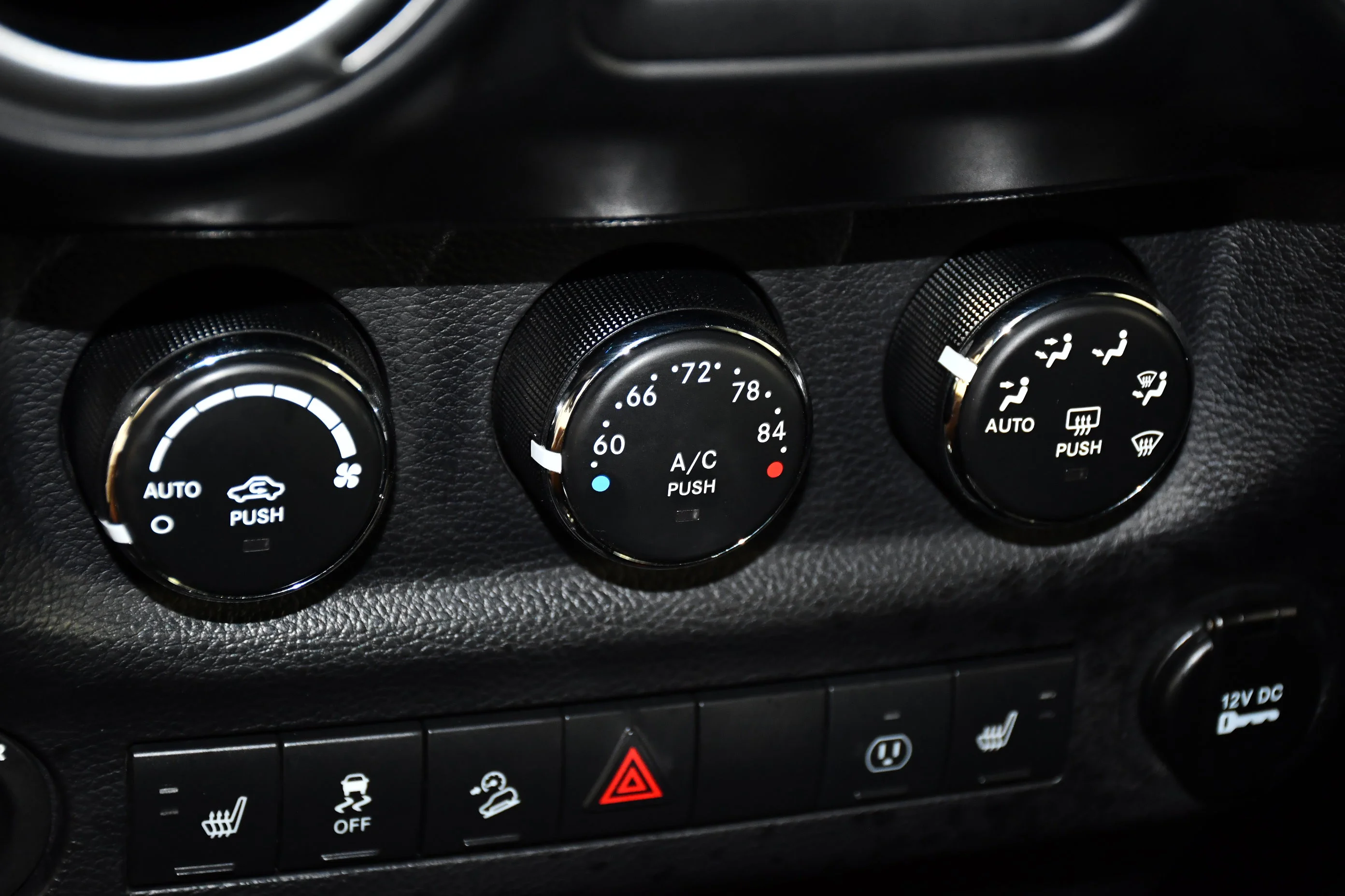 Used 2013 Billet Silver Metallic Jeep Sahara image 30