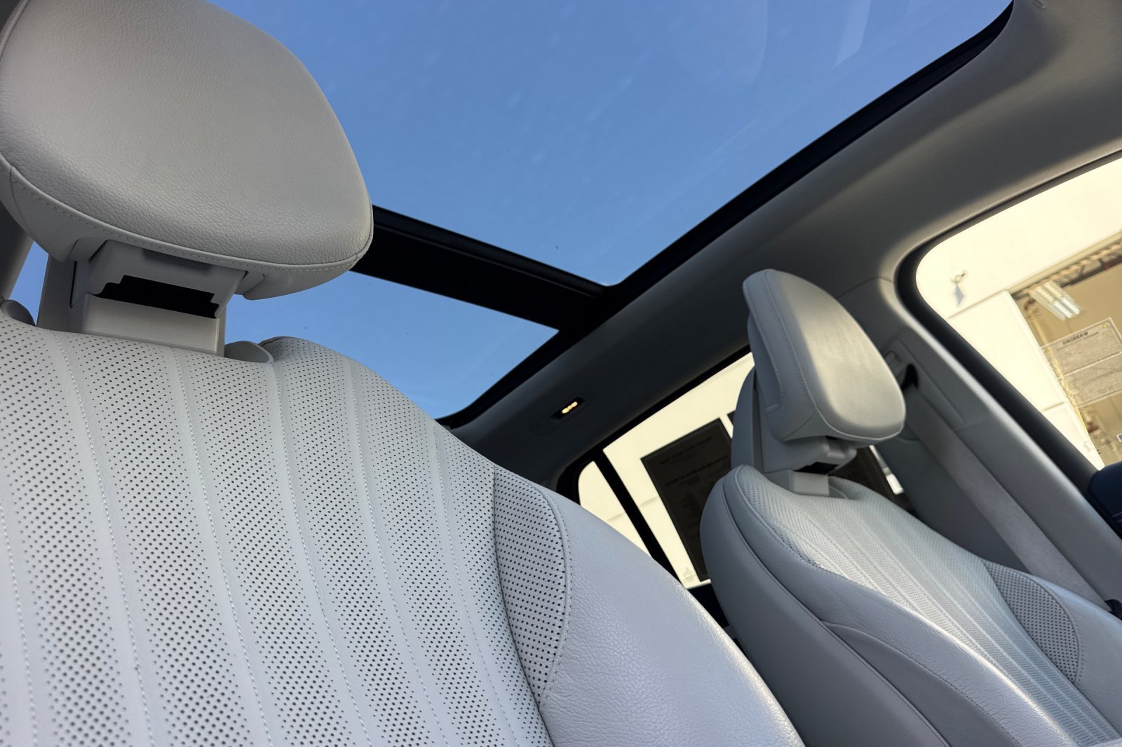 Certified Used 2023 Blue Mercedes-Benz 500 SUV image 3
