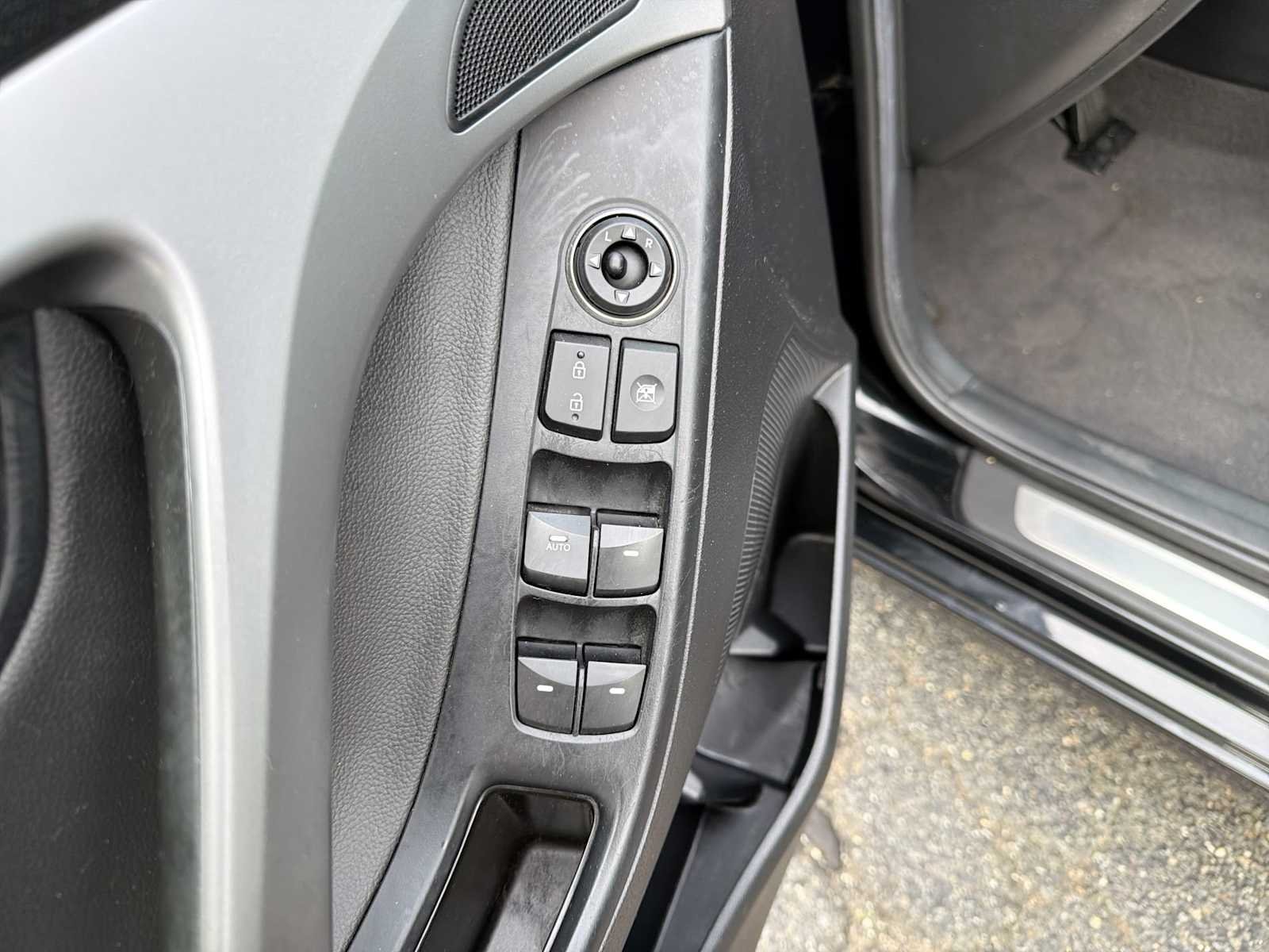 Imagen 22 de un Hyundai Limited de 2014 de color Phantom Black de segunda mano