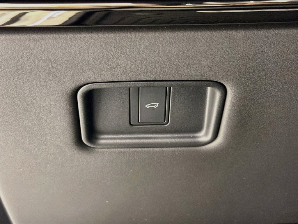 New 2027 Fuji White Land Rover Dynamic SE image 10