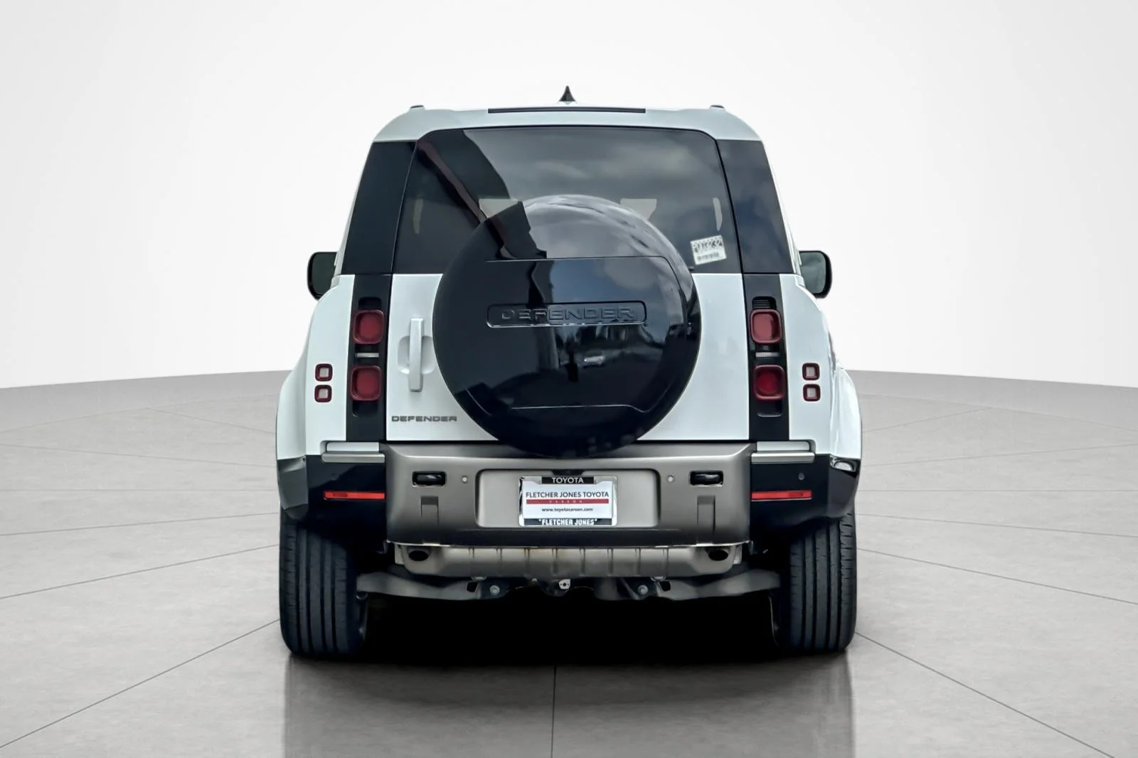 Used 2024 Fuji White Land Rover X-Dynamic SE image 4