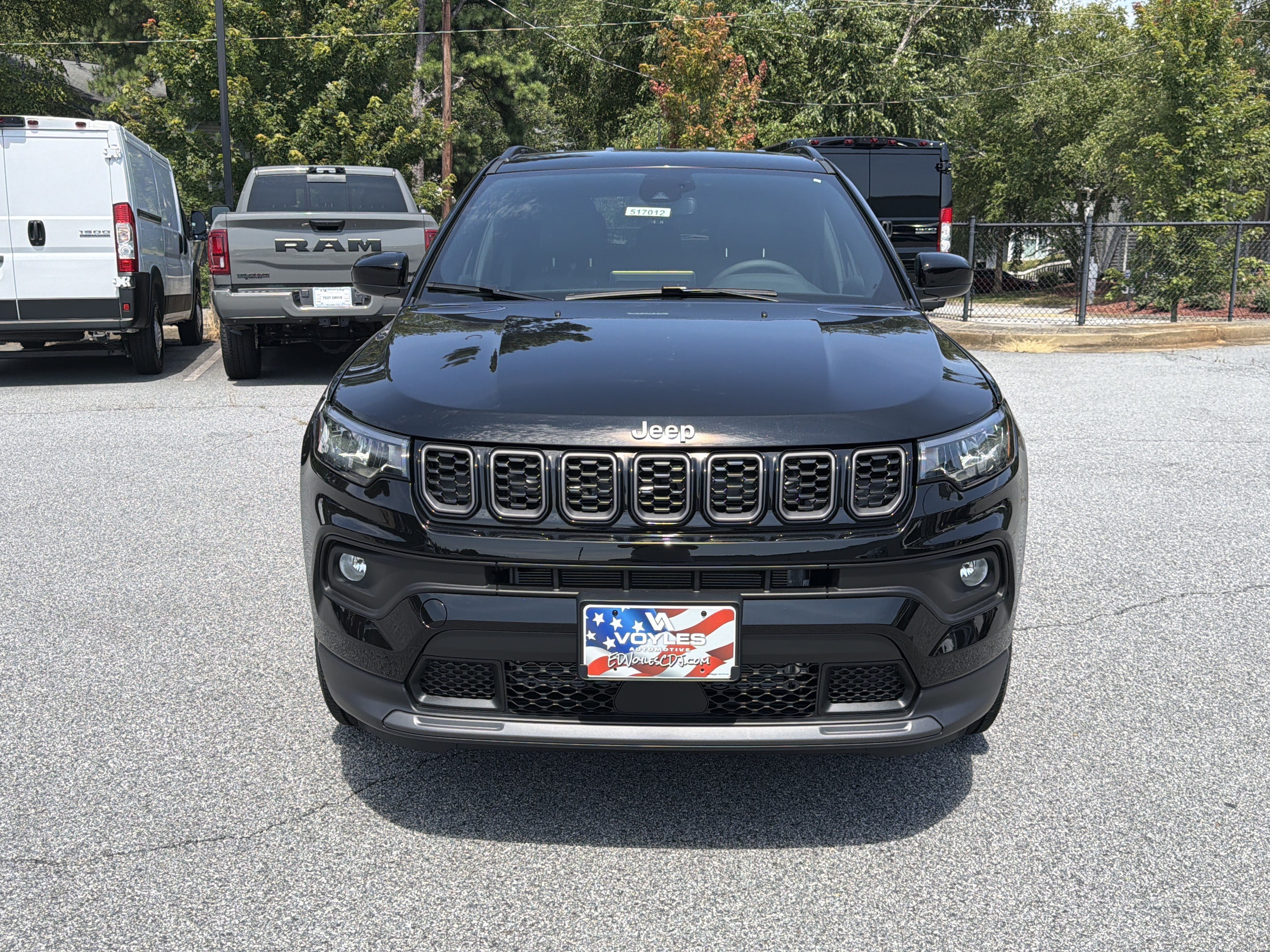 New 2026 Diamond Black Crystal Pearl-Coat Exterior Paint Jeep Latitude image 2