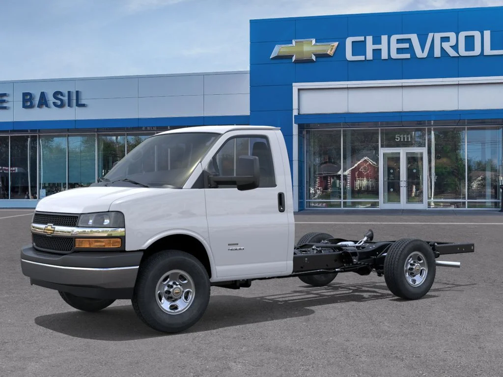 New 2026 Summit White Chevrolet 1WT image 2