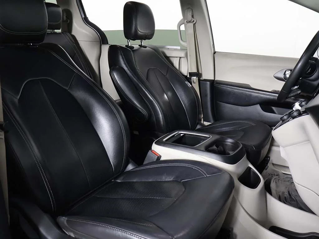 Used 2022 Bright White Clearcoat Chrysler Touring L image 27