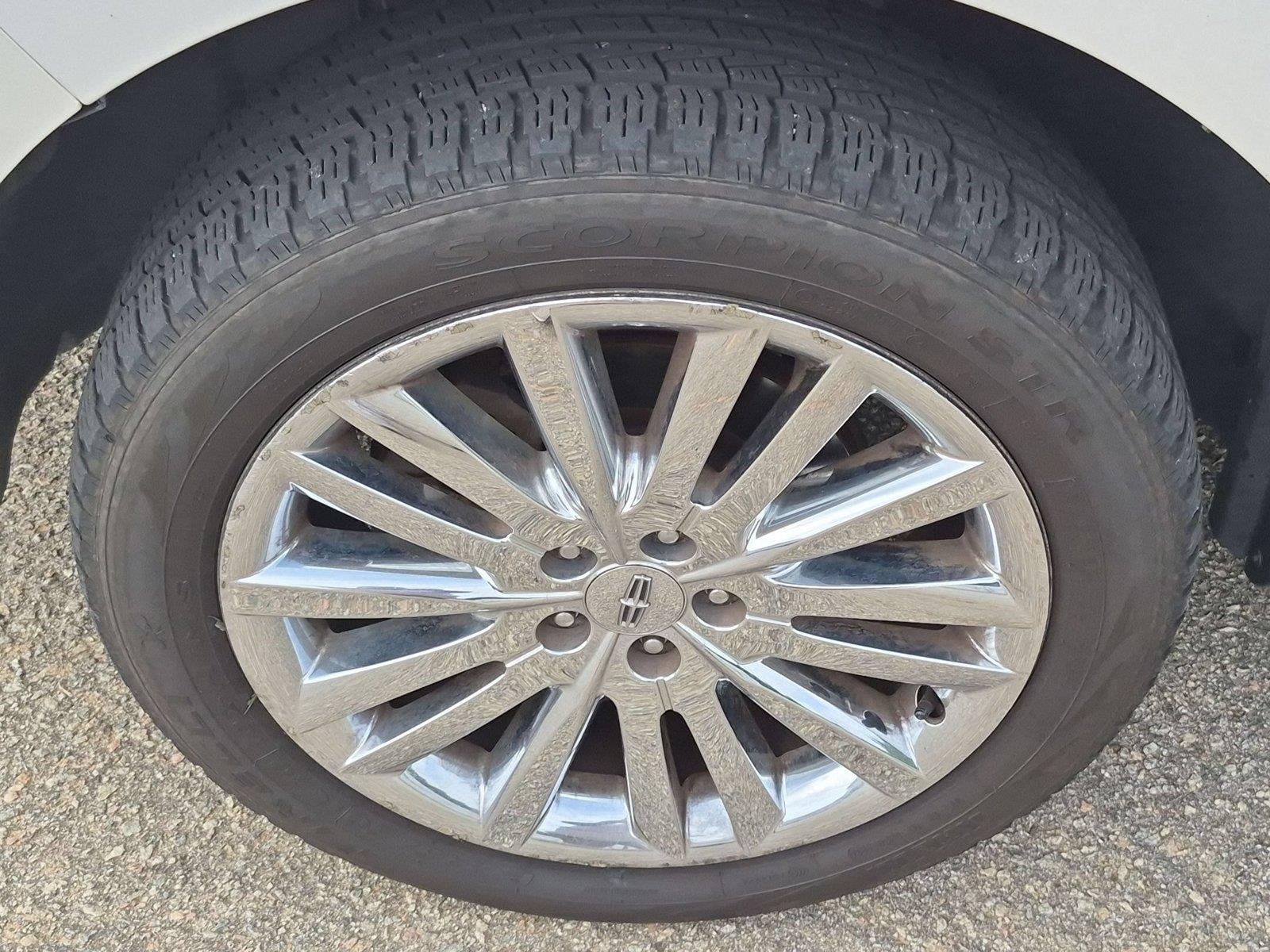Used 2011 White Platinum Tri-Coat Metallic LINCOLN  image 7