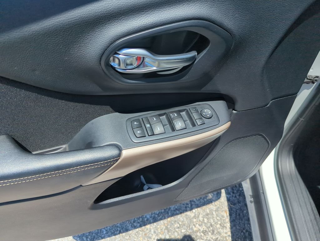 Used 2017 White Jeep Latitude image 19