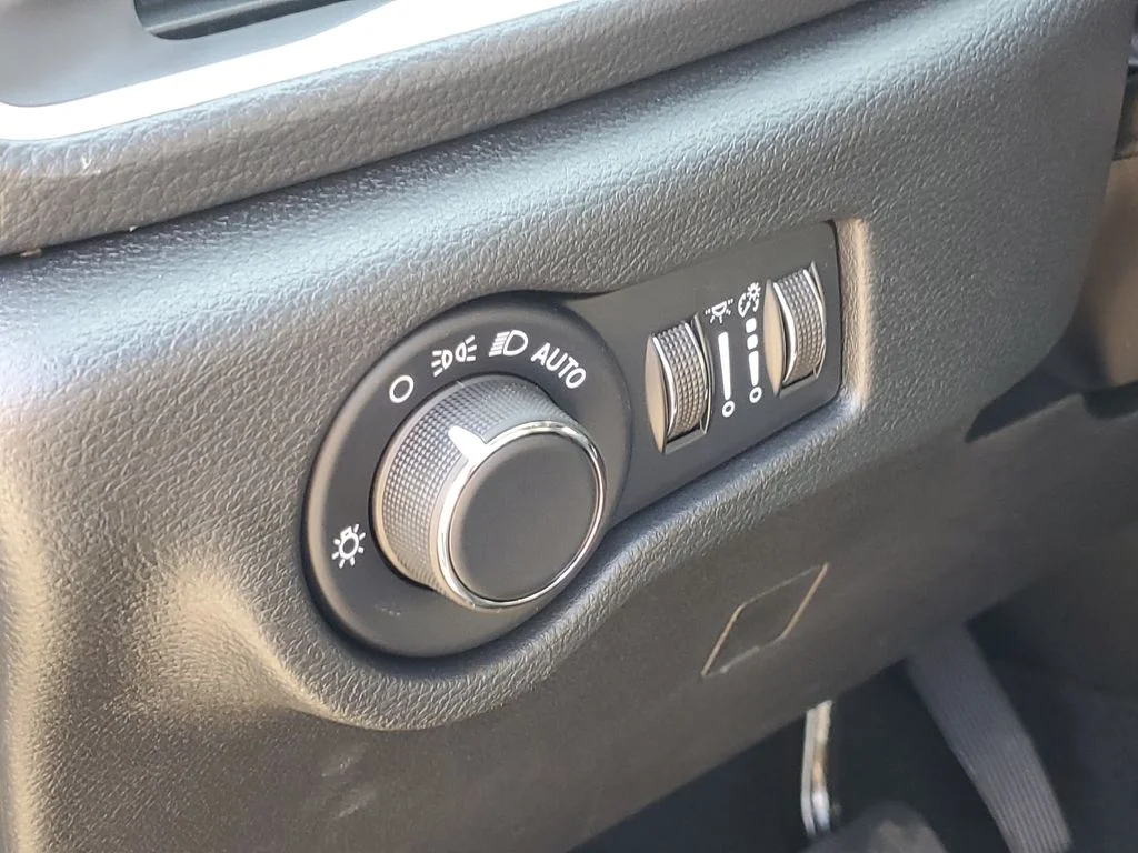 New 2027 Olive Green Pearl-Coat Exterior Paint Chrysler Select image 11