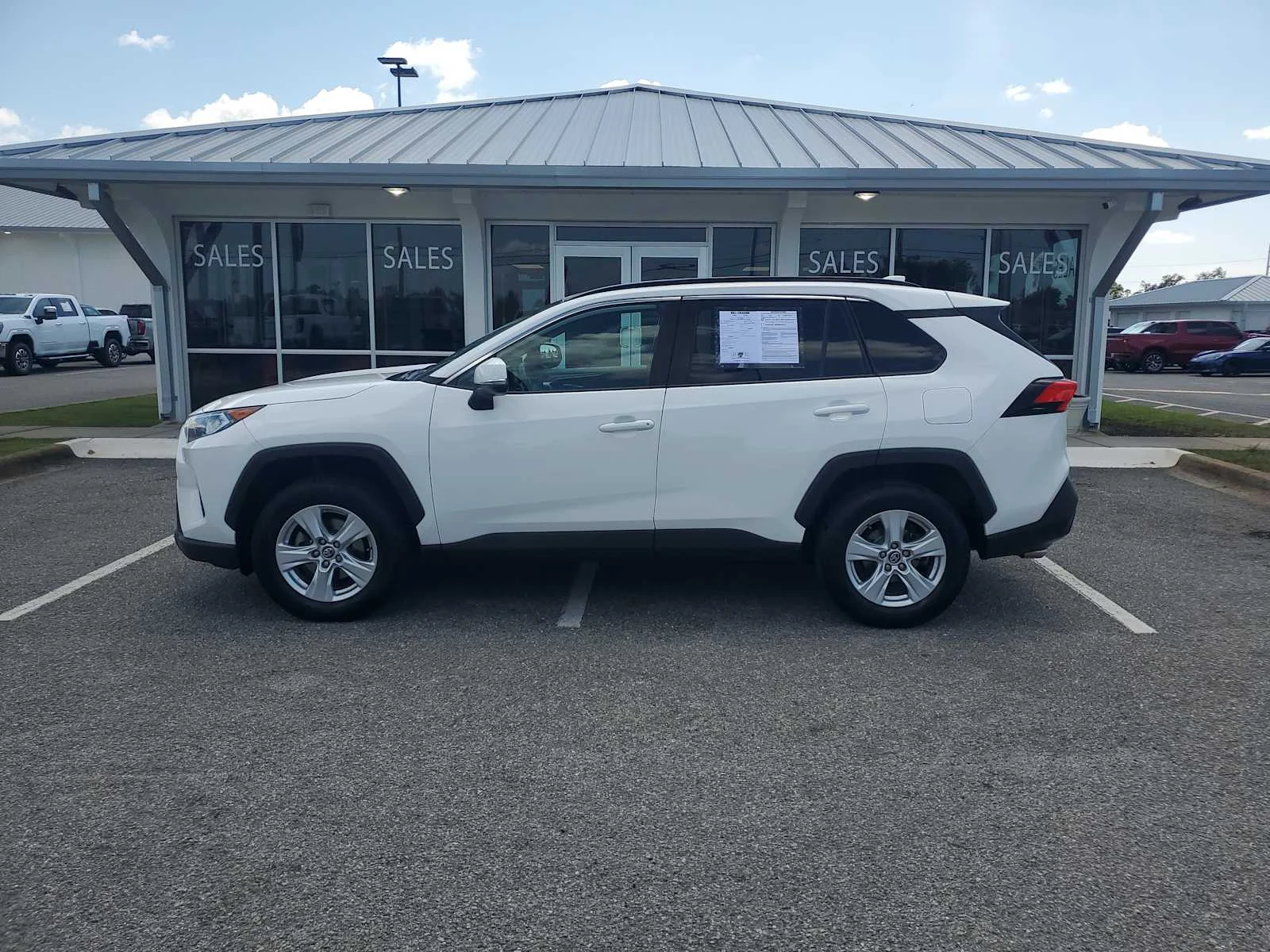 Used 2020 Super White White Toyota XLE image 2