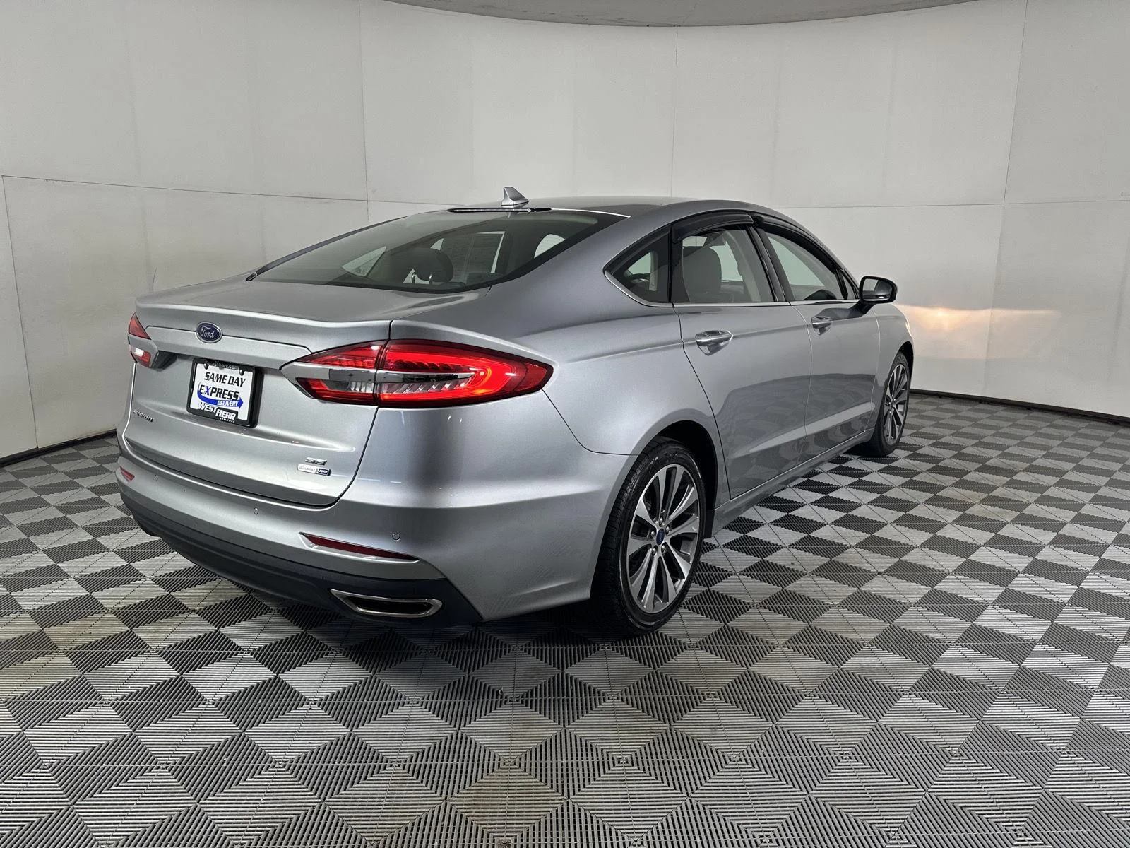 Used 2020 Iconic Silver Ford SE image 13