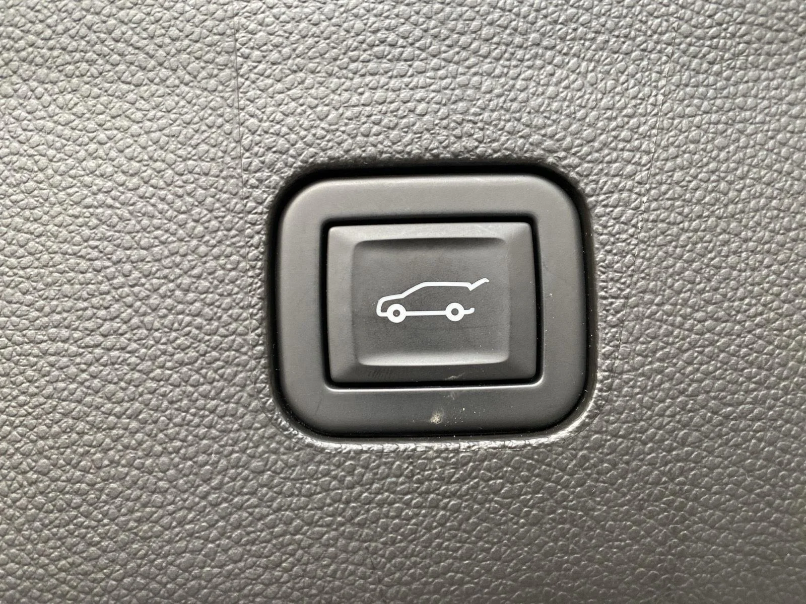 Used 2020 White Frost Tricoat Buick Avenir image 8