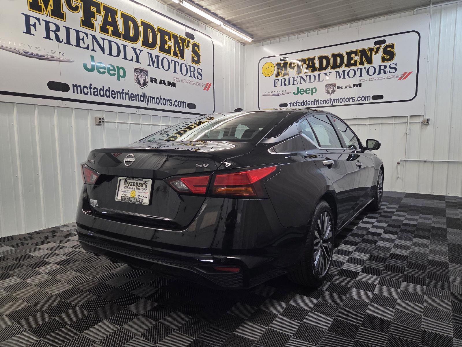 Used 2024 Super Black Nissan 2.5 SV image 3