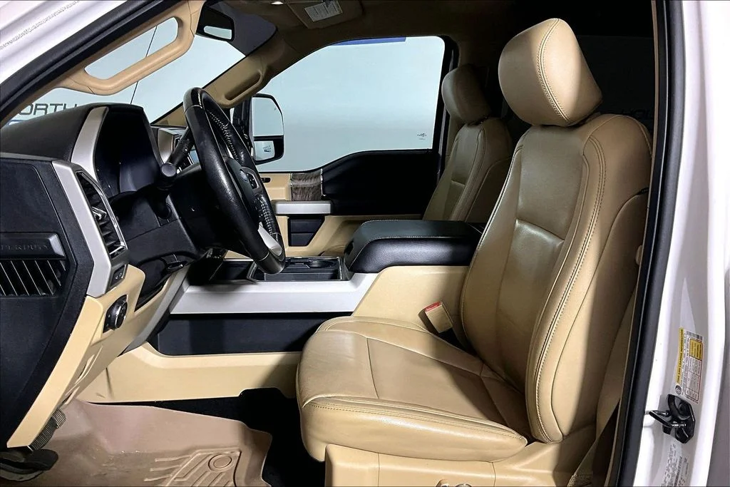 Certified Used 2018 White Platinum Clearcoat Metallic Ford Lariat image 20