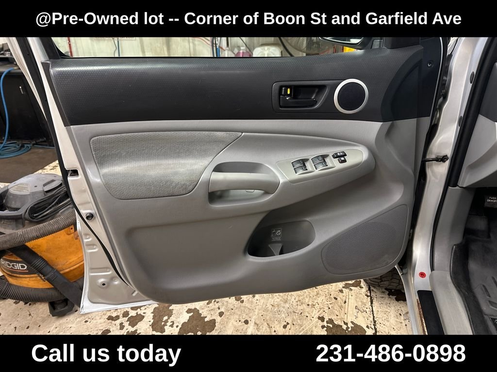 Used 2009 Silver Toyota Base image 15