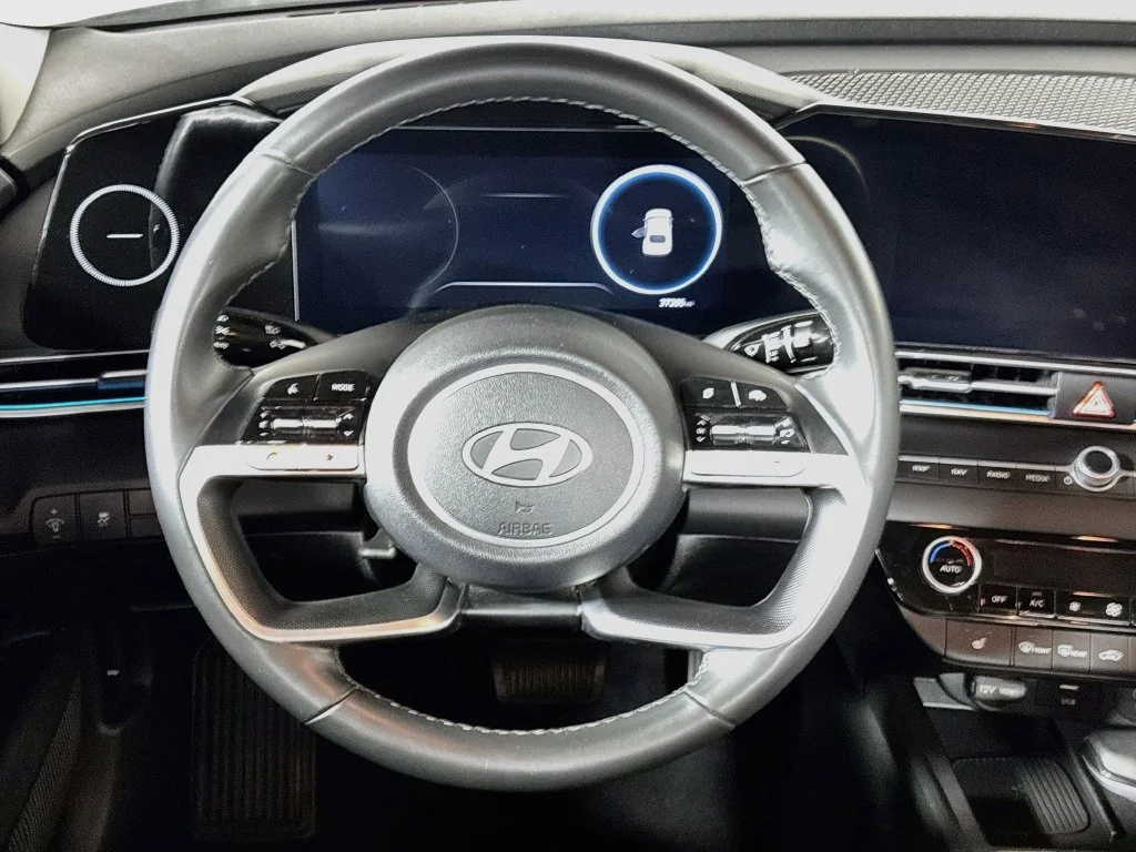 Used 2025 White Hyundai SEL Convenience image 13