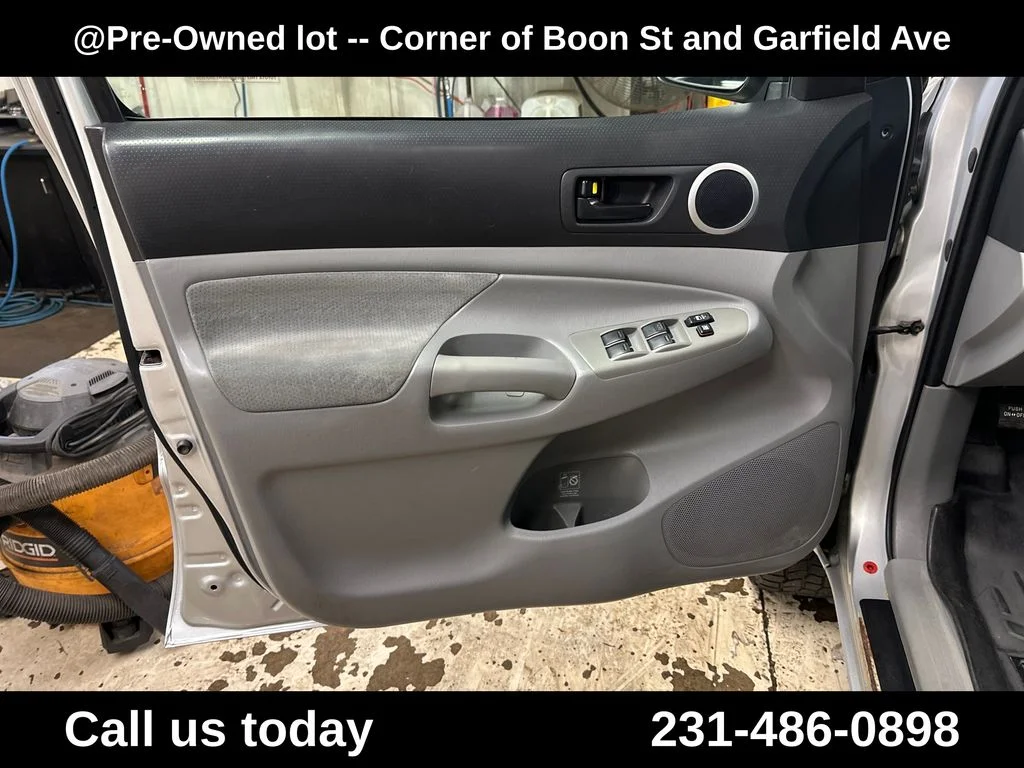 Used 2009 Silver Toyota Base image 15