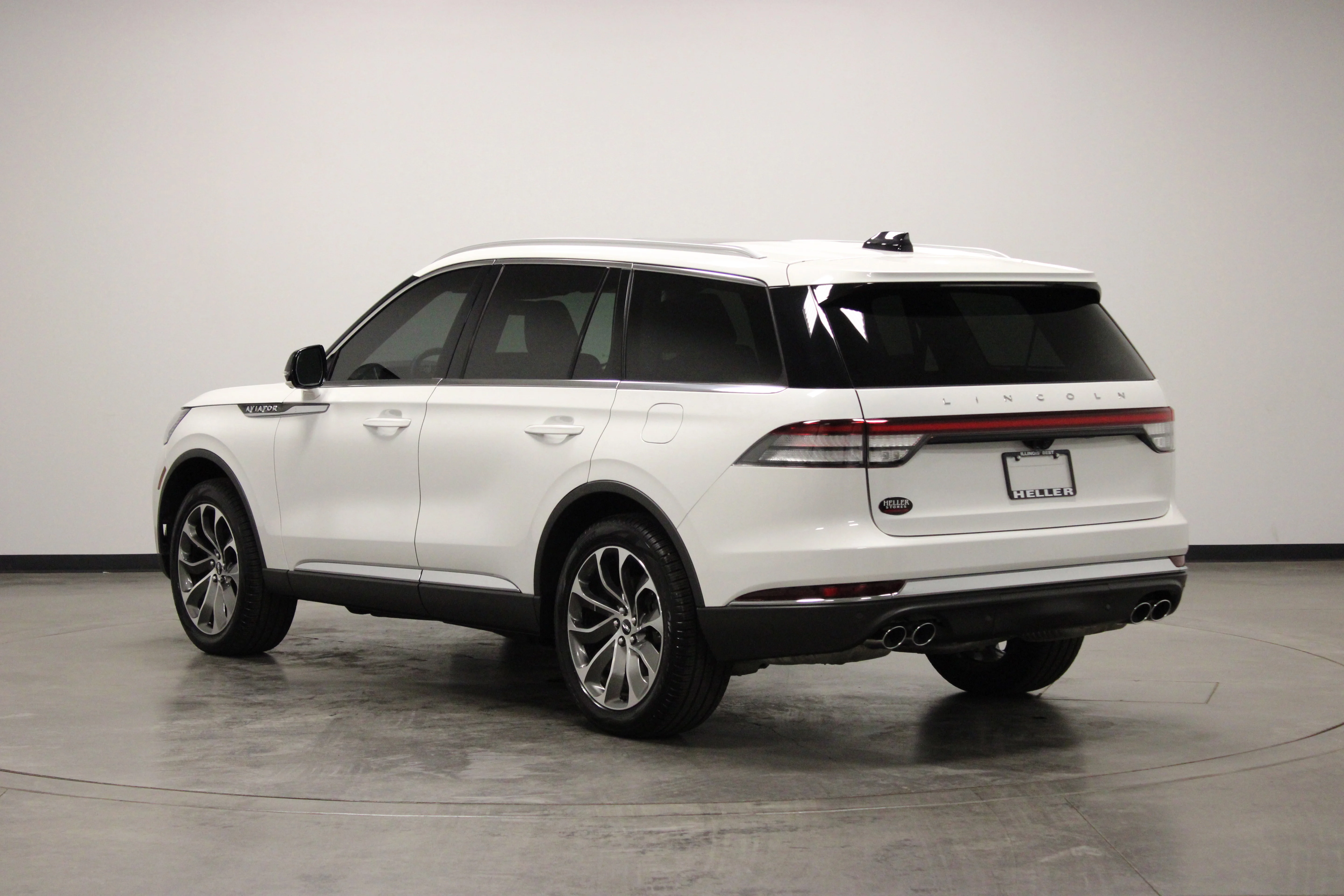 Used 2025 White Metallic Lincoln Premiere image 6