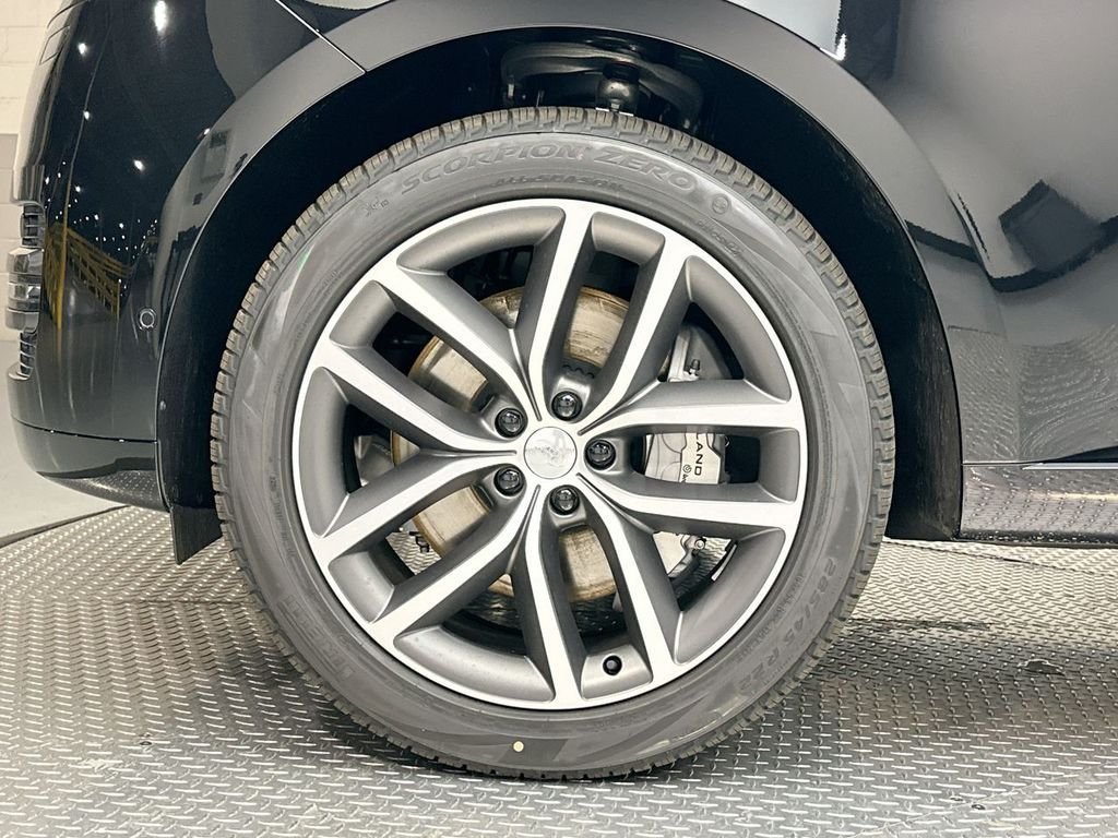 Used 2025 Santorini Black Metallic Land Rover SE image 5