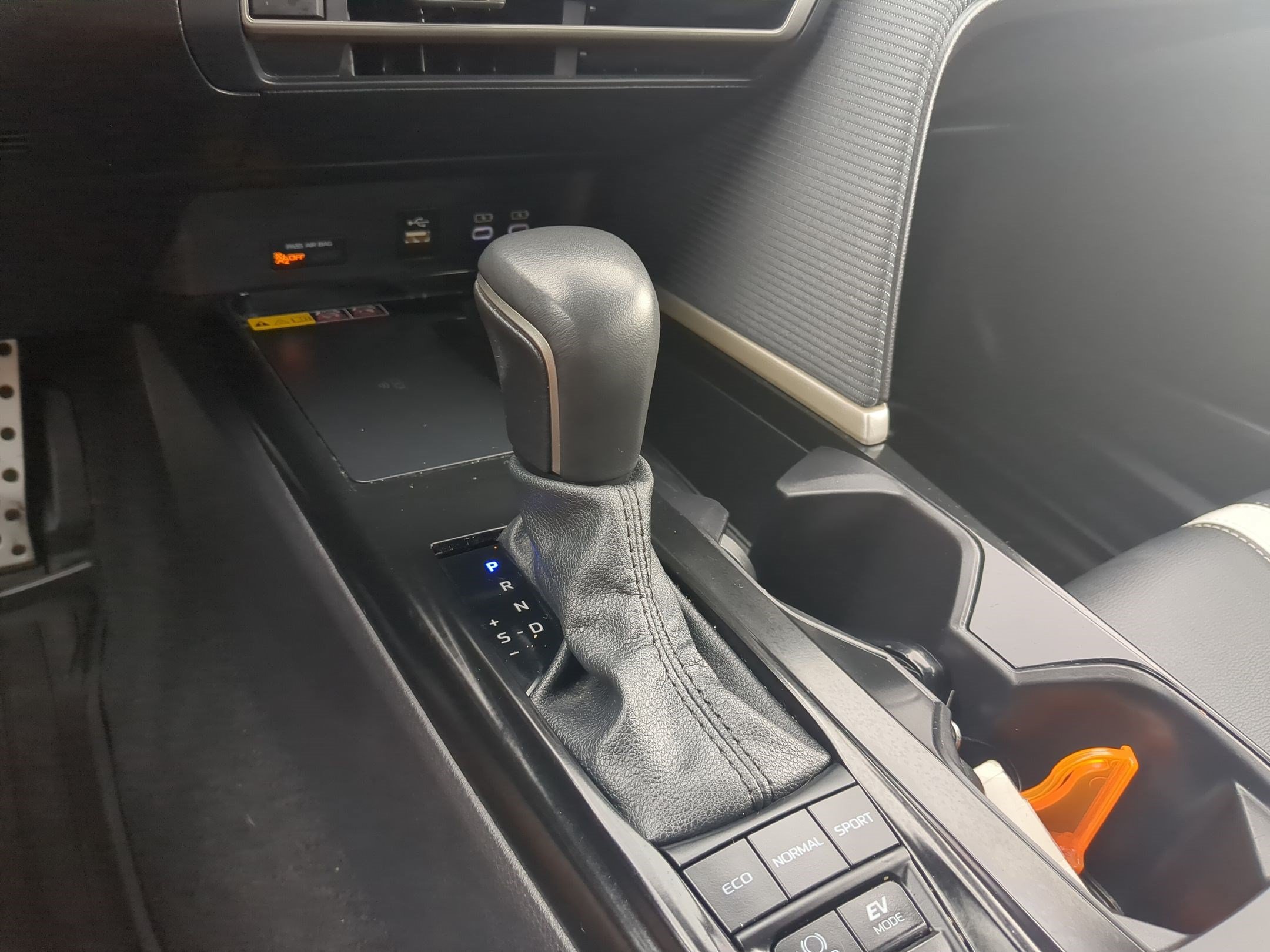 Used 2025 Ice Toyota LE image 28