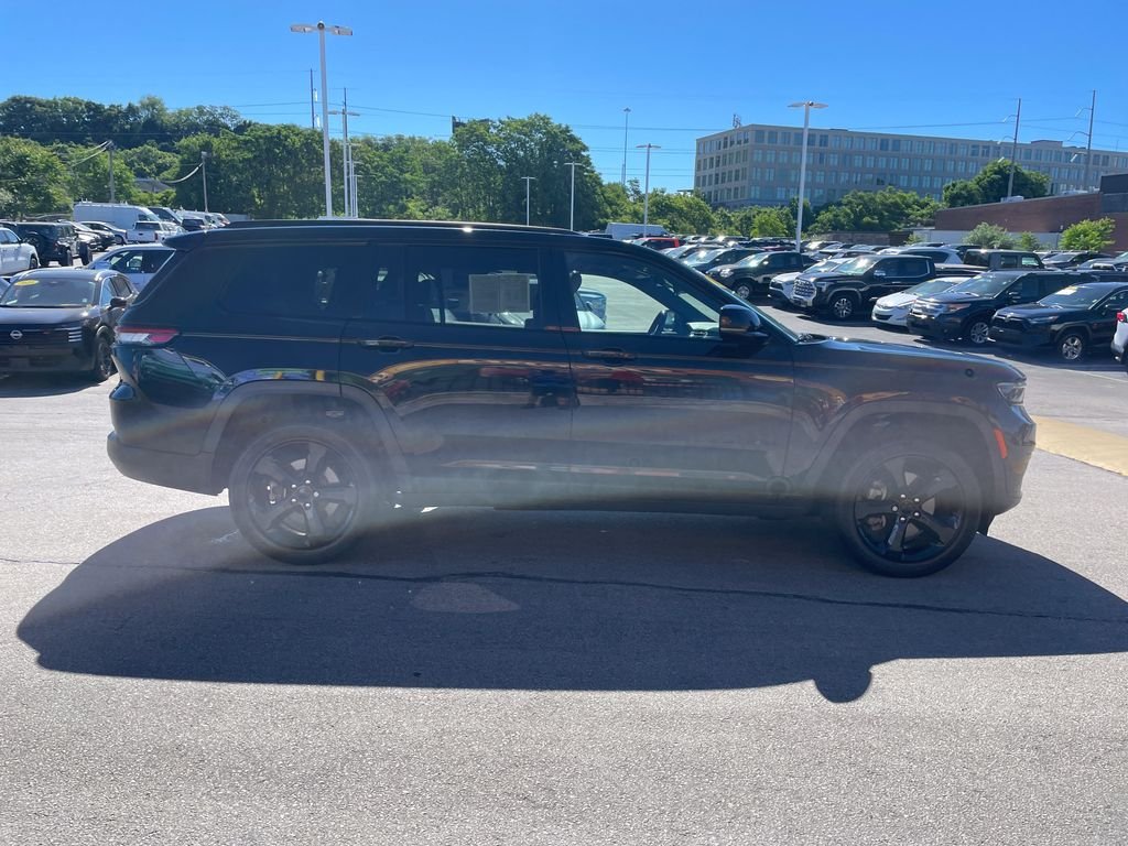 Used 2023 Black Jeep Altitude image 7