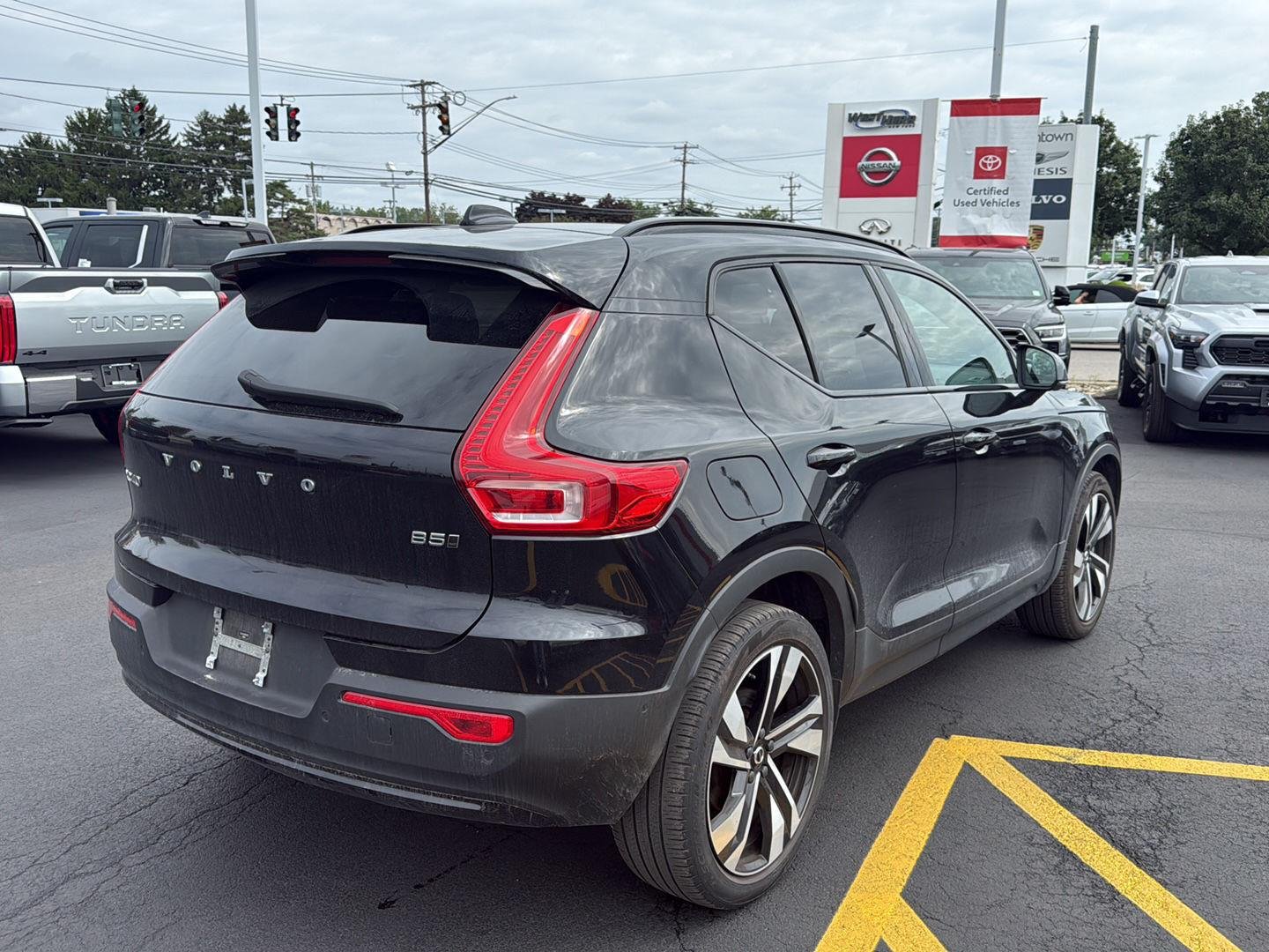 Used 2024 Onyx Black Metallic Volvo Plus Dark Theme image 3