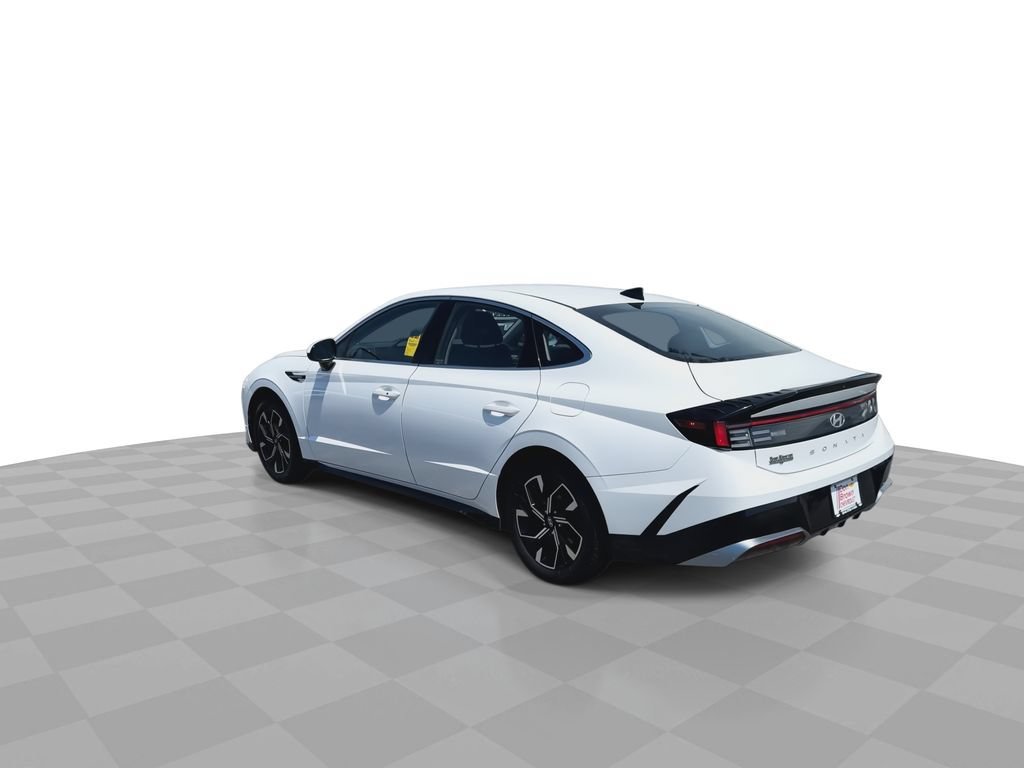 Used 2025 White Hyundai SEL image 7