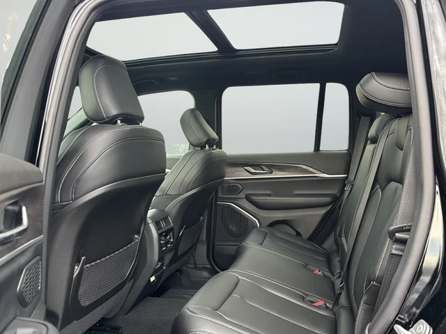 New 2025 Diamond Black Crystal Pearl-Coat Exterior Paint Jeep Limited image 10