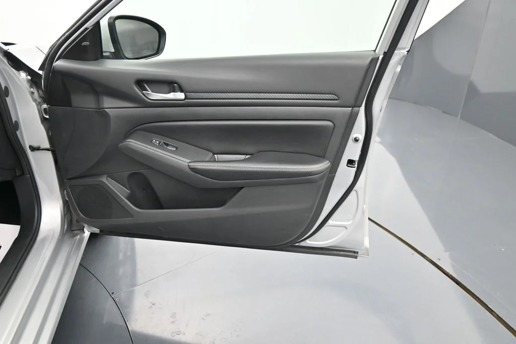 Used 2024 Silver Nissan 2.5 SV image 12